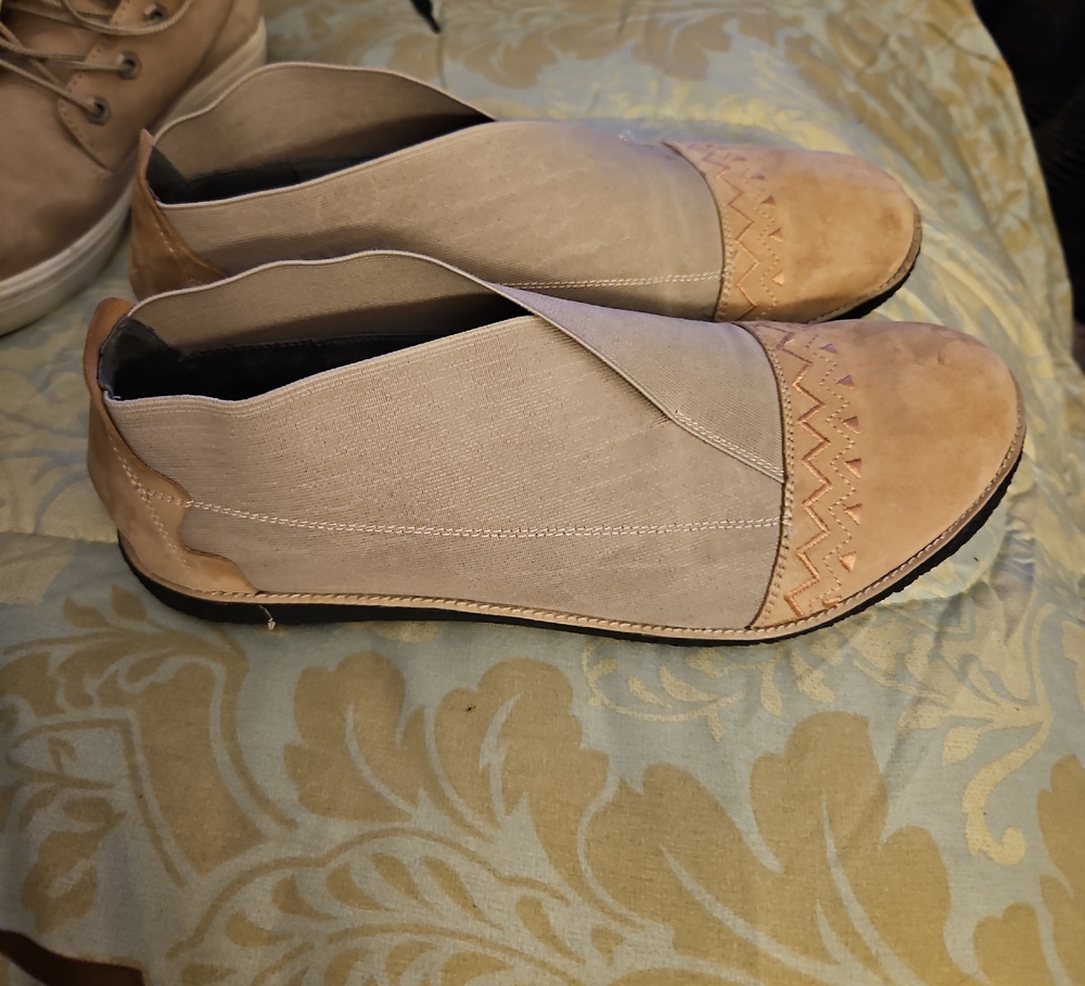 Sundance Womens Beige and Tan Slip-On Loafers Size 40.